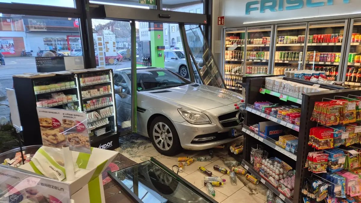 حادث غريب في ألمانيا: سيدة ستينية تقتحم محطة وقود بسيارتها