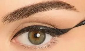 وداعاً لسيلان الكحل: خطوات بسيطة لمكياج عيون ثابت وجذاب يدوم طويلاً
