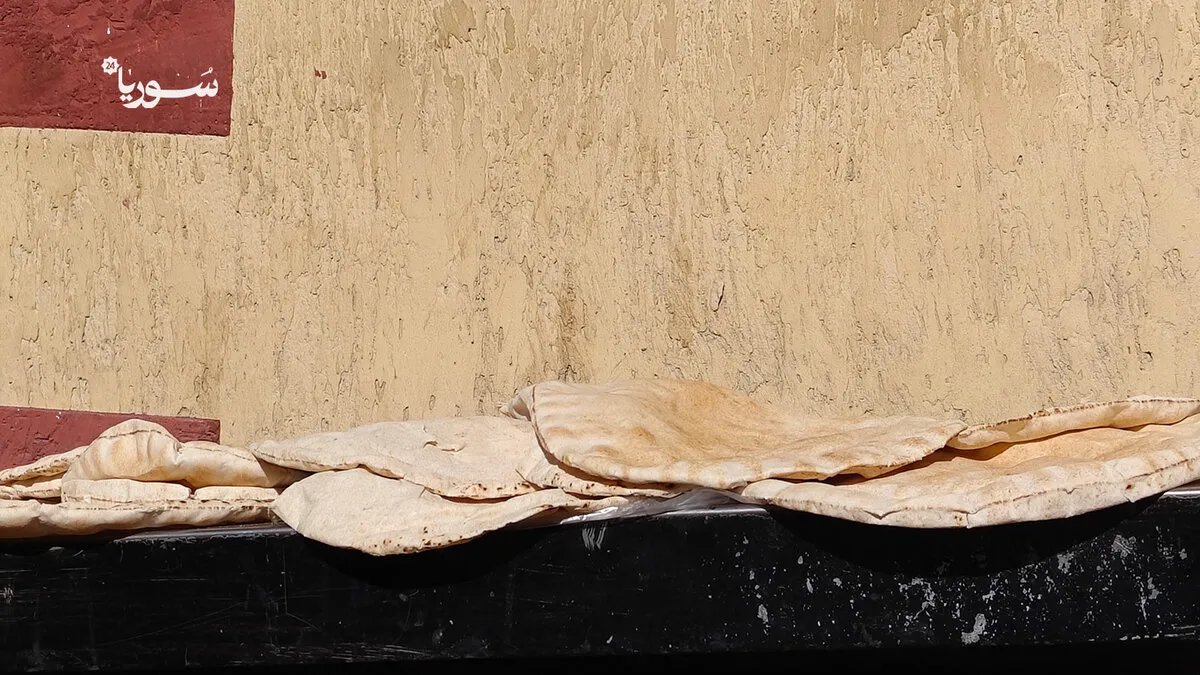 بين الأفران والأرصفة: أزمة الجوع تدفع نساء وأطفال دمشق لبيع الخبز