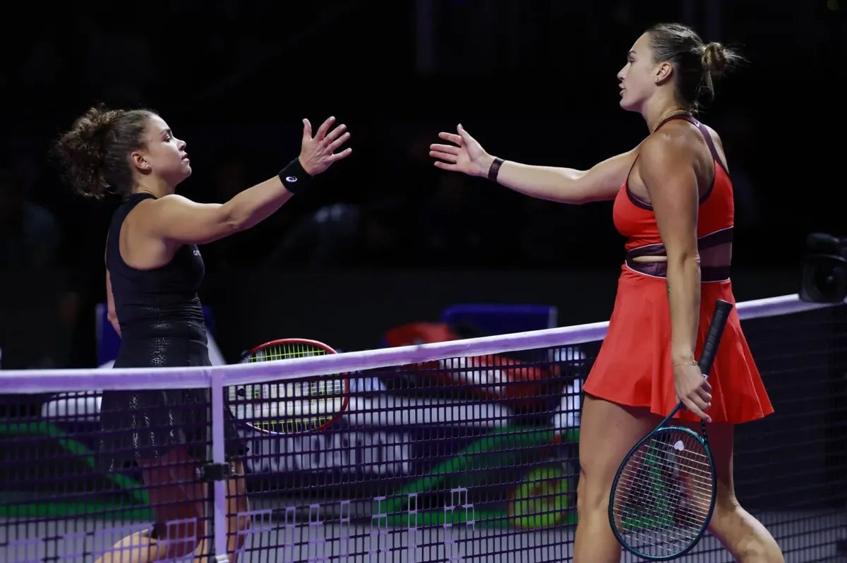 سابالينكا تستهل مشوارها في نهائيات محترفات التنس بالرياض بفوز ساحق على باوليني