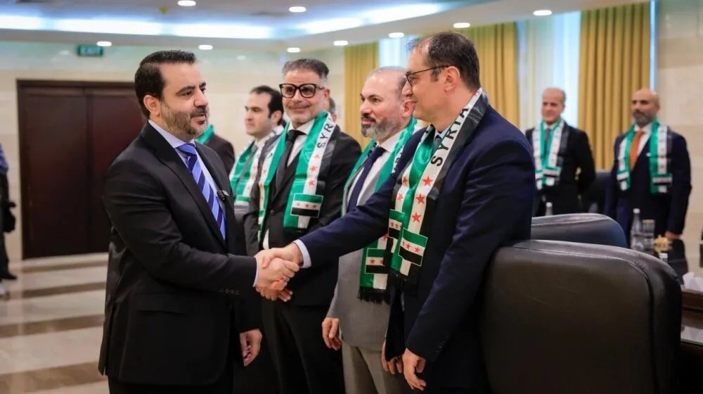 الشيباني يقرر إعادة الدبلوماسيين المنشقين إلى السلك الدبلوماسي: خطوة نحو إعادة بناء سوريا