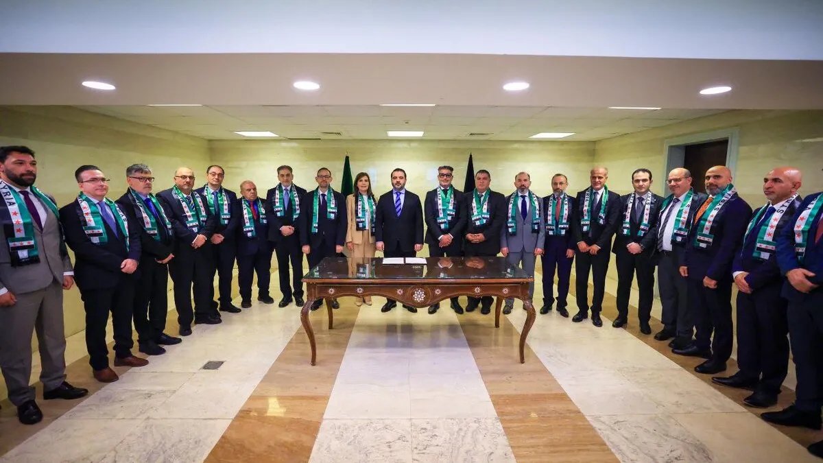 وزير الخارجية السوري يعيد دبلوماسيين منشقين إلى العمل ويشيد بمواقفهم