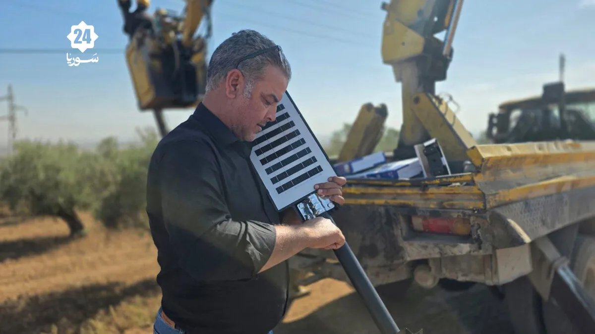 بمبادرة مجتمعية: أهالي حيالين في حماة ينيرون قريتهم بالطاقة الشمسية