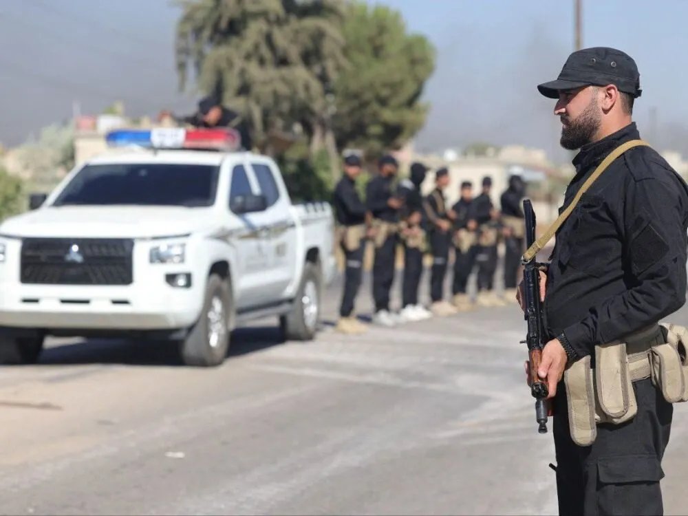 حملة أمنية واسعة في سوريا: اعتقال شخصيات نافذة بتهم فساد وجرائم حرب