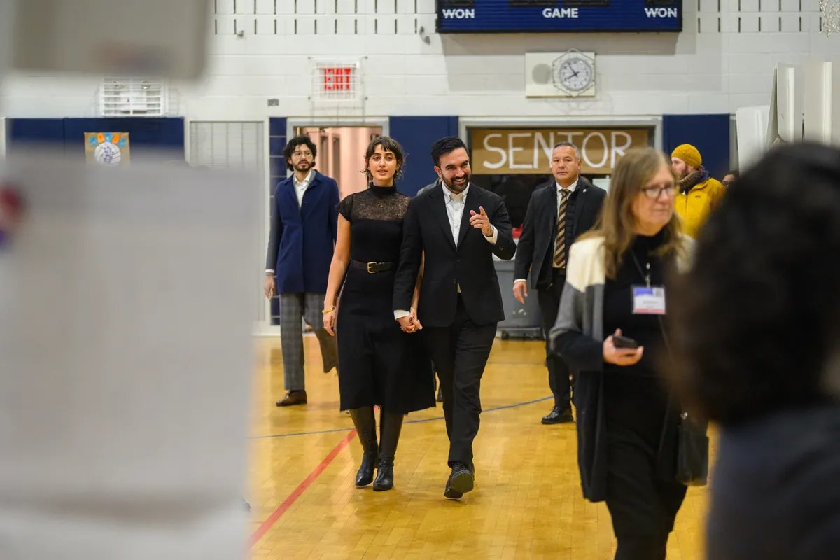 راما دوجي: فنانة سورية الأصل تصبح السيدة الأولى لنيويورك بعد فوز زوجها زهران ممداني