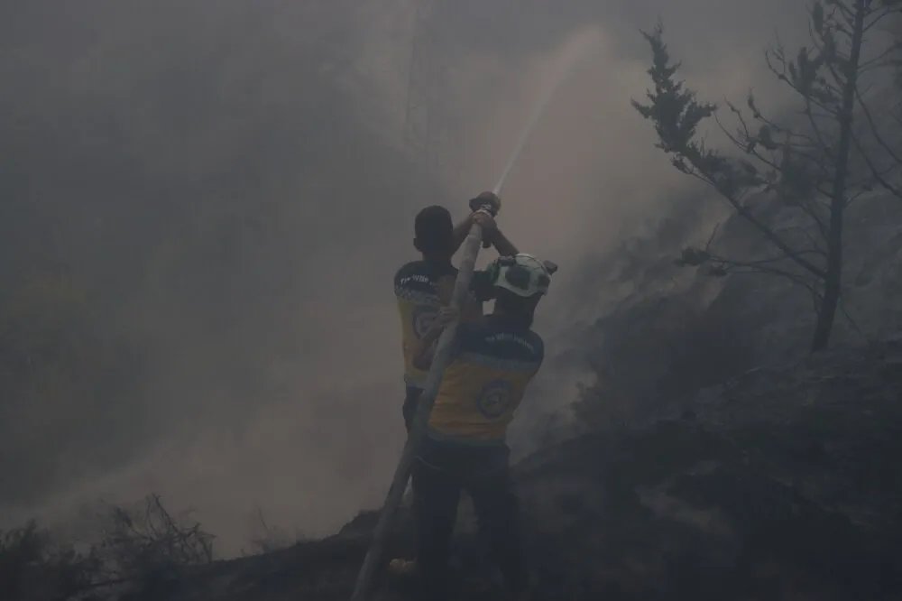 السيطرة على أربعة حرائق حراجية في اللاذقية وطرطوس بجهود الدفاع المدني والأهالي
