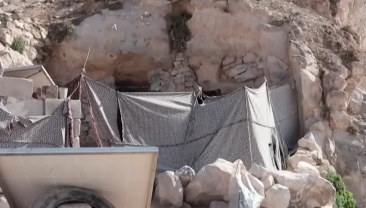 مأساة في سوريا: عائلات تستوطن الكهوف بعد تدمير منازلها وتعبير عن يأس من المستقبل