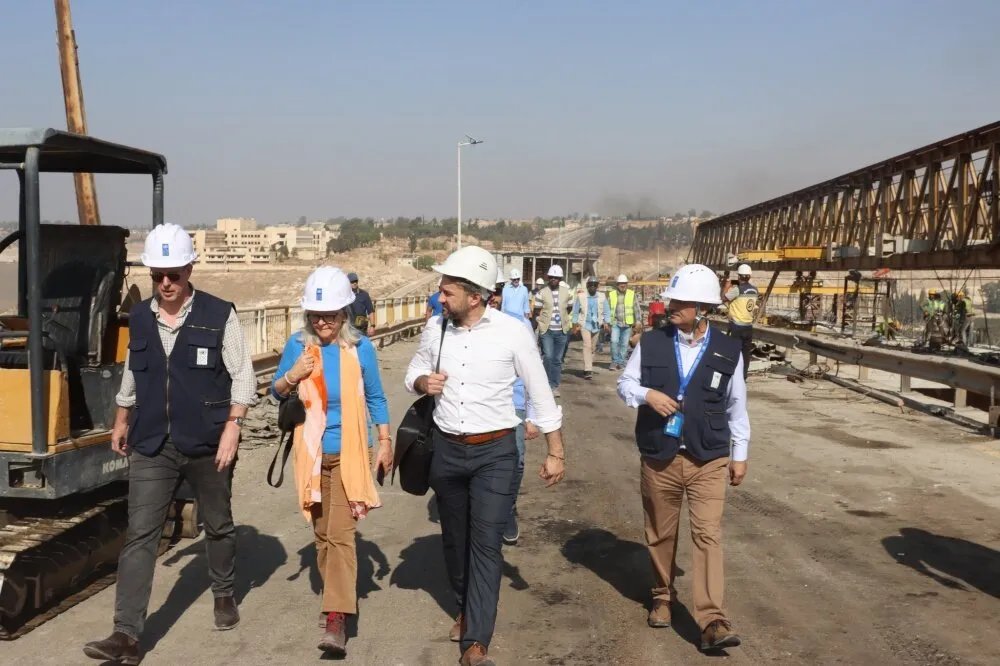 وفد ألماني يتفقد ترميم جسر الرستن الحيوي في حمص: نظرة على التقدم والتحديات
