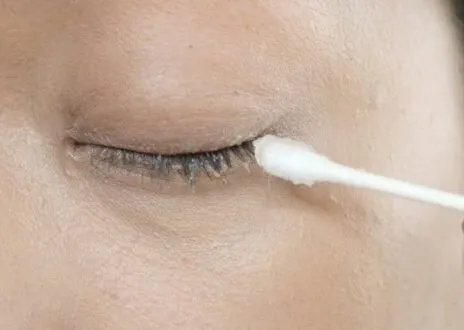 وصفة منزلية بسيطة لرموش أكثر طولاً وكثافة: اكتشفي سر السيروم الطبيعي