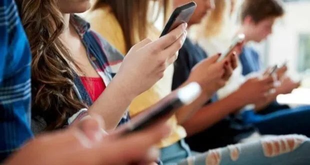 تحذير من التطبيقات الاحتيالية: أرباح وهمية وخسائر مدمرة في سوريا