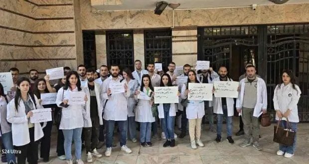 أطباء مقيمون يحتجون للمطالبة بالتعاقد معهم: مطالب بالإنصاف من وزارة الدفاع في عدة محافظات