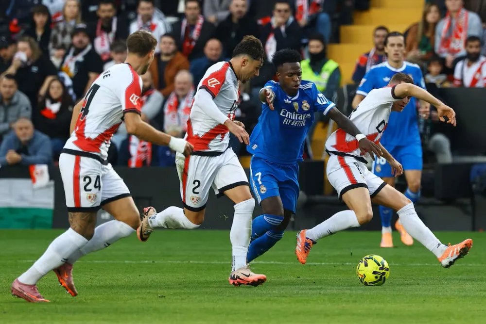 تعثر ريال مدريد أمام رايو فايكانو يمنح برشلونة فرصة تضييق الفارق في الليغا