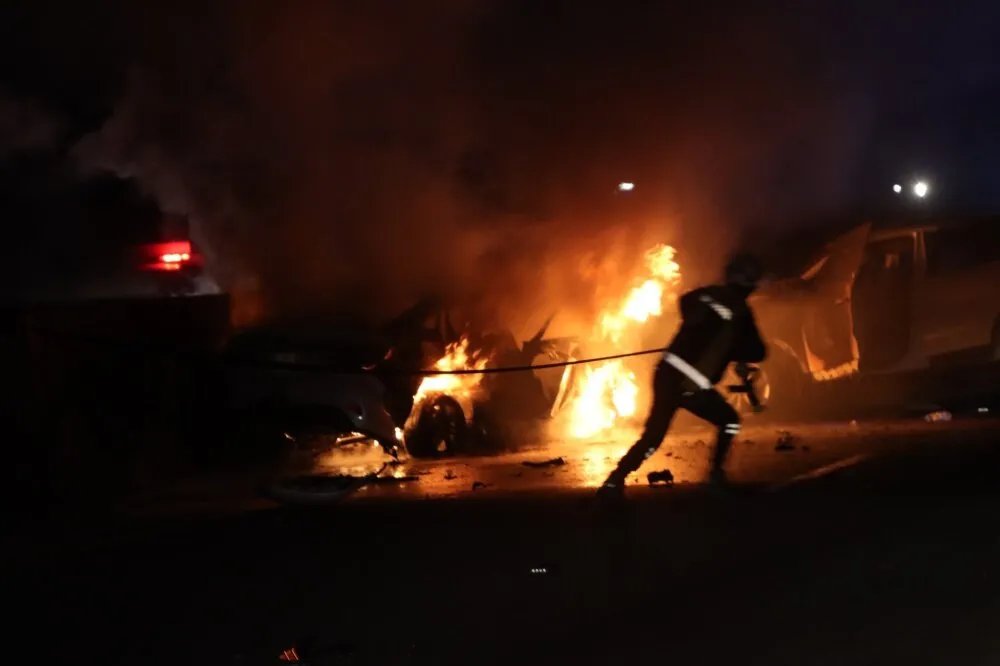 فاجعة على طريق اللاذقية - حلب: مصرع شخصين وإصابة ثمانية في حادث مروع