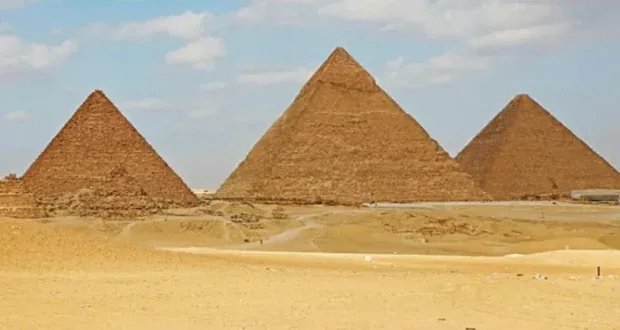 مصر: القبض على سياح بالأهرامات بسبب تصوير "غير لائق"