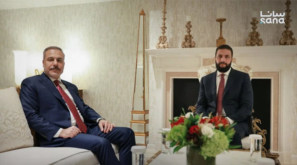 لقاء هام في واشنطن: الرئيس الشرع ووزير الخارجية التركي يبحثان العلاقات الثنائية