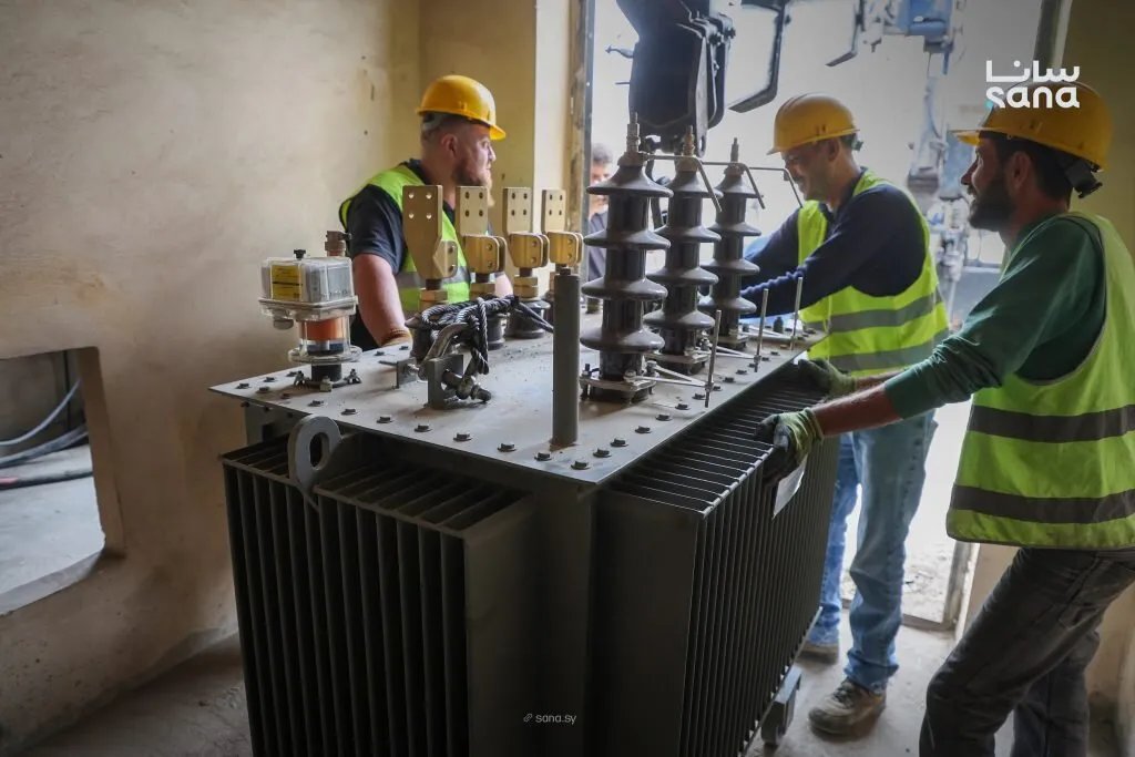 حمص: تركيب محولة كهربائية جديدة في كرم الزيتون لضمان استقرار التيار الكهربائي