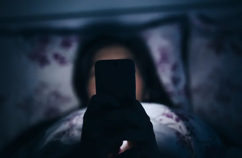 دراسة كندية تفاجئ: هل استخدام الأجهزة الإلكترونية قبل النوم مضر حقاً للبالغين؟