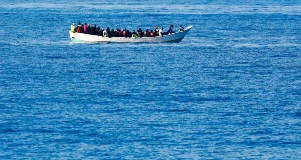 مأساة قبالة السواحل الليبية: غرق قارب يودي بحياة العشرات من المهاجرين