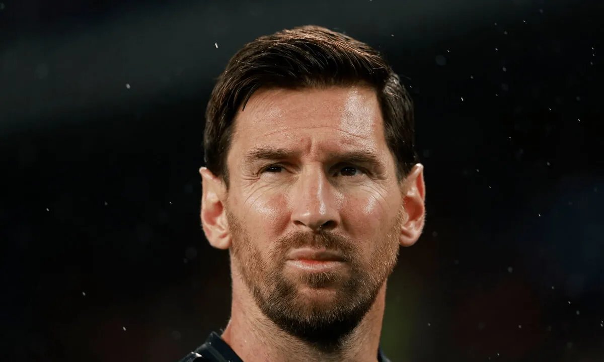 لابورتا يغلق الباب أمام عودة ميسي إلى برشلونة ويعد بتكريمه