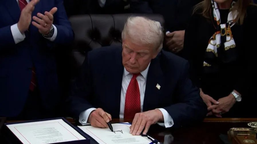 بعد 43 يومًا من الإغلاق: ترامب يوقع قانون تمويل الحكومة الأمريكية وينهي الأزمة