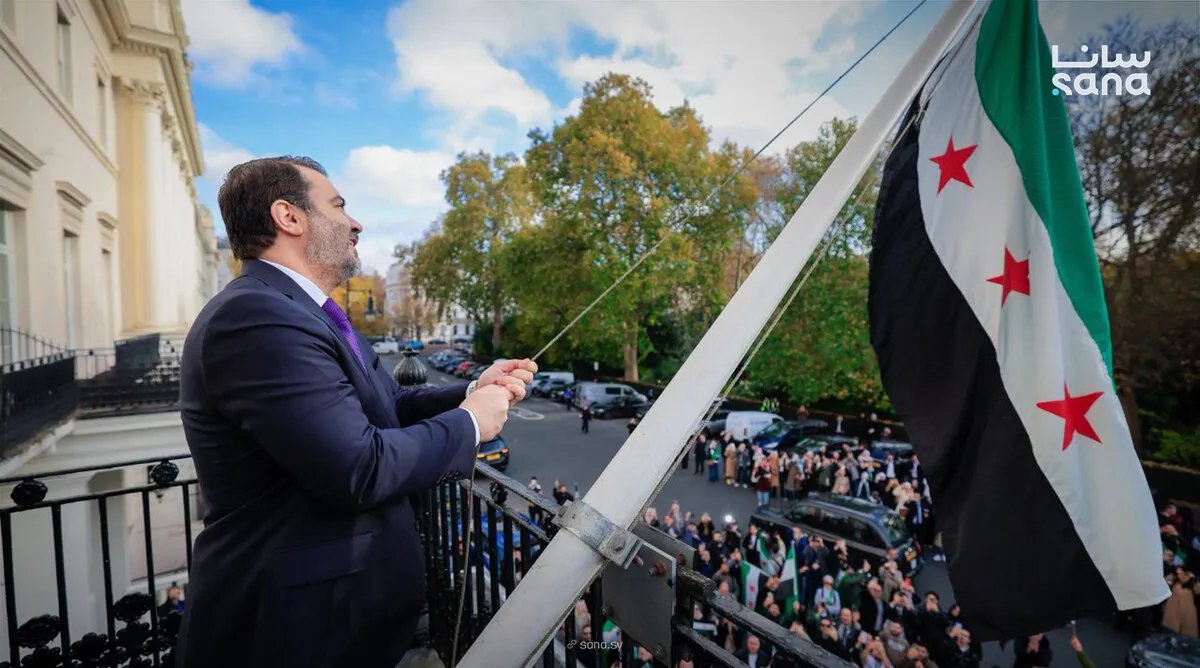 حدث تاريخي: الوزير الشيباني يرفرف بالعلم السوري عالياً فوق سماء لندن