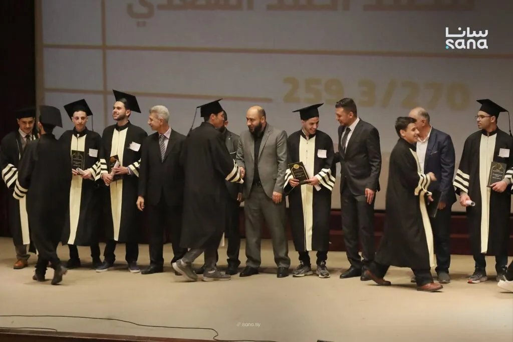 حماة: مدرسة المتفوقين تحتفي بـ"دفعة الحرية" وتكرم طلابها المتميزين