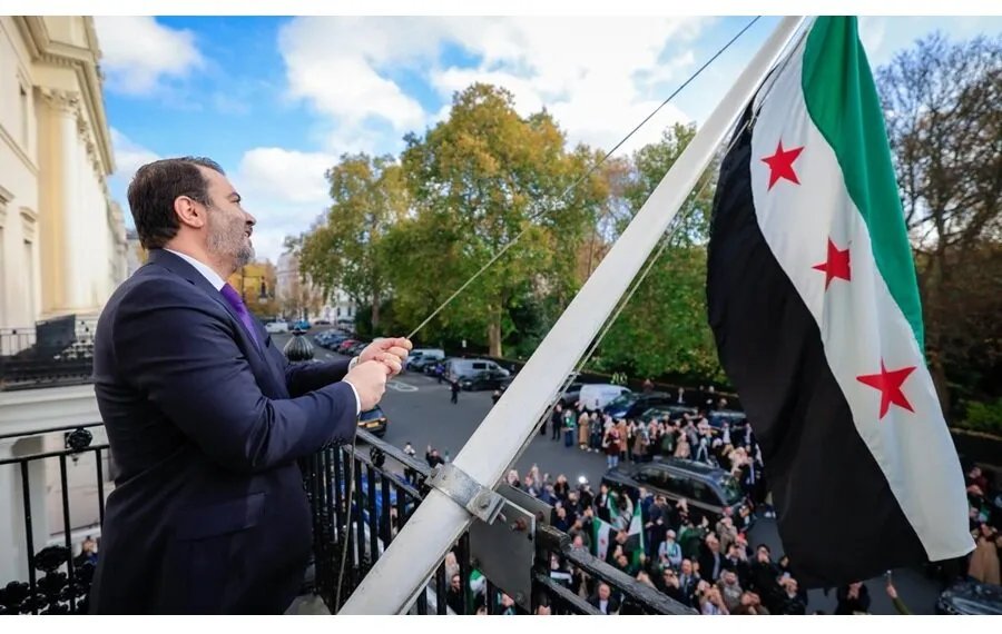بعد سنوات من الإغلاق: إعادة افتتاح السفارة السورية في لندن ورفع العلم السوري