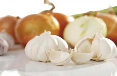 الثوم والبصل: حليفان طبيعيان لمواجهة أضرار السكر