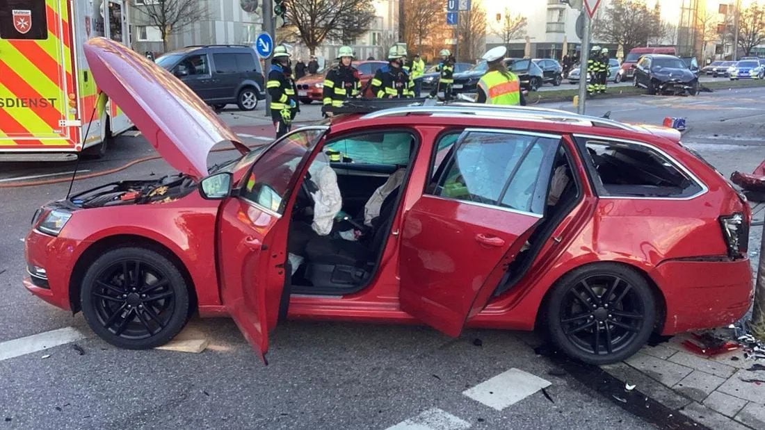 مأساة في ميونيخ: سائق يتجاوز الإشارة الحمراء ويقتل طفلاً في حادث مروع