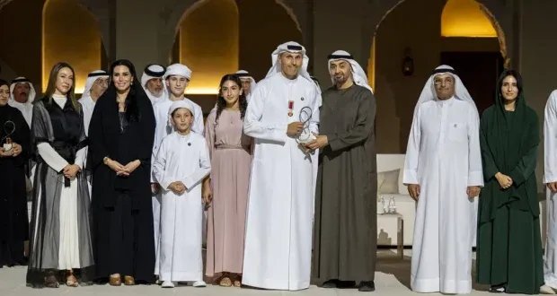 محمد بن زايد يكرّم عشرة مبدعين بجائزة أبوظبي: تقدير لصناع الخير والأمل في الإمارات