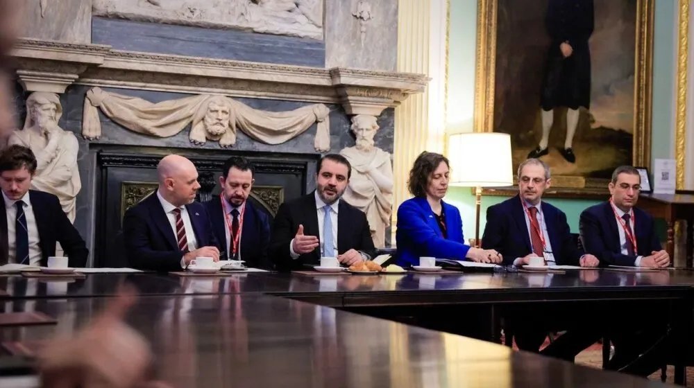 وزير الخارجية السوري يبحث مع مستثمرين بريطانيين فرص تعزيز التعاون الاقتصادي وإعادة الإعمار