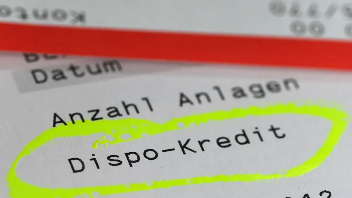 تقرير يكشف: أزمة اقتصادية خانقة تزيد من أعباء الأسر الألمانية وتدفع 5.67 مليون شخص نحو العجز عن سداد الديون بحلول 2025