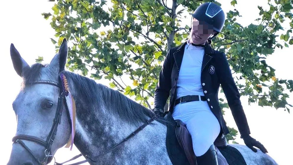 مأساة في بلجيكا: فارسة تفارق الحياة بعد ركلة حصان في أنتويرب