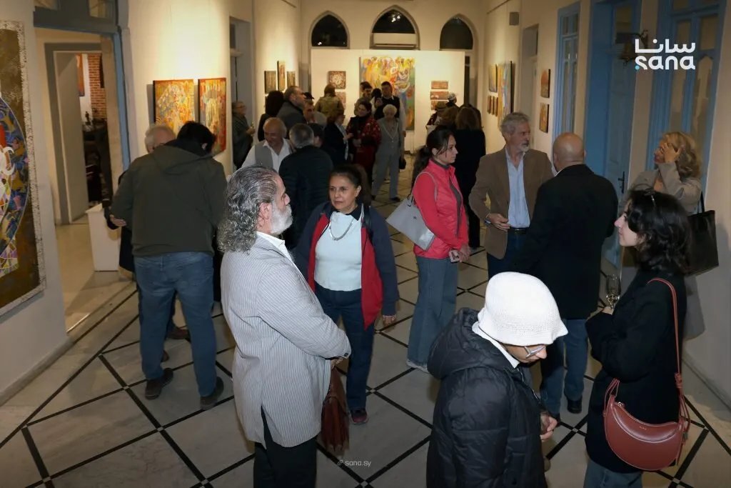 نبيل السمان يحتفي بالأمومة والمرأة في معرض "أمهات" بدمشق