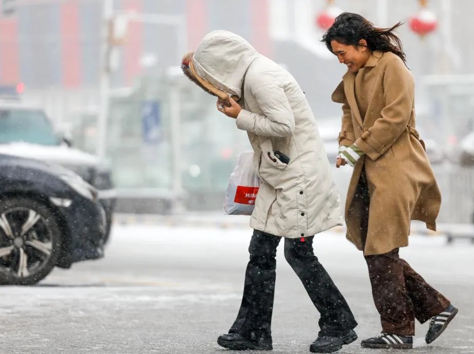 الصين تطلق إنذاراً أزرق تحسباً لموجة برد قاسية تجتاح البلاد