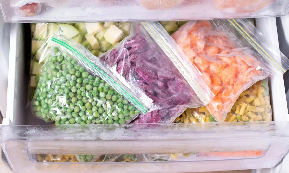 دليل شامل لتجميد الطعام: فوائد ومخاطر ونصائح الخبراء للحفاظ على الجودة