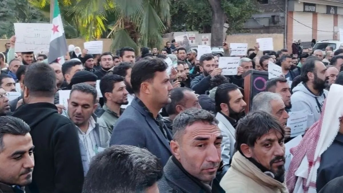 تصاعد احتجاجات المعلمين في حلب للمطالبة بالتثبيت وتحسين الرواتب