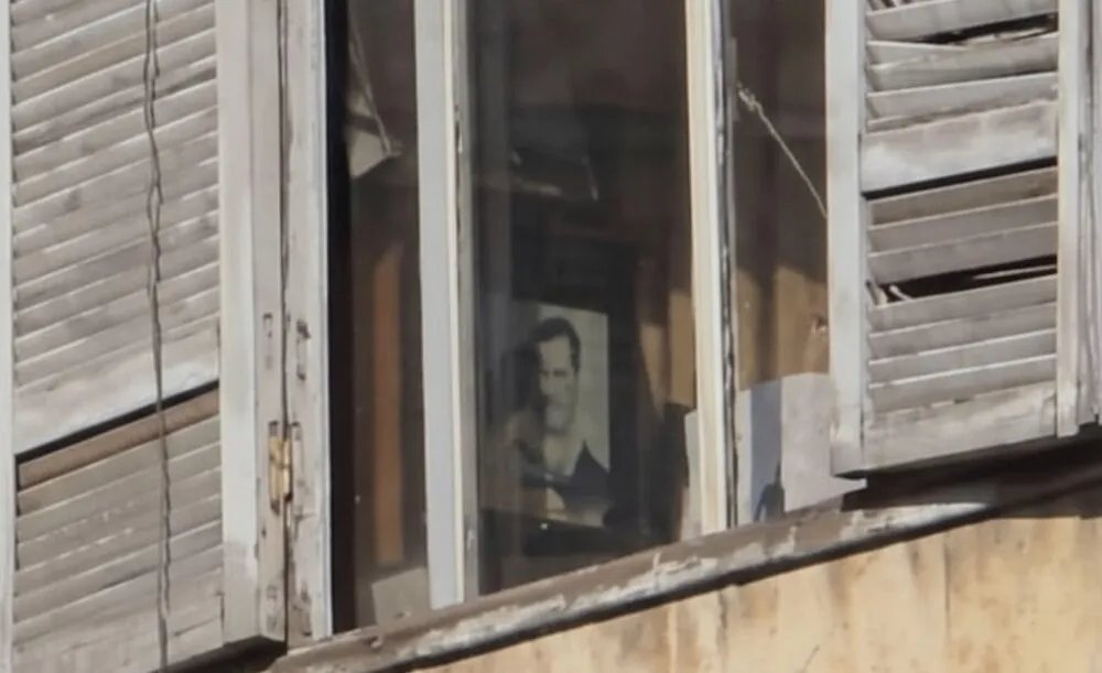 مديرية تربية حلب توضح حقيقة صورة 'رمز النظام البائد' المتداولة