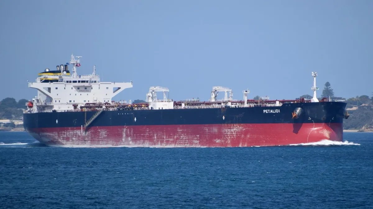 وصول ناقلة النفط السعودية "بيتاليدي" إلى بانياس بشحنة ضخمة من النفط الخام
