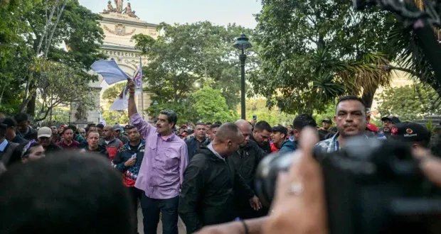 ترامب يضغط عسكرياً على مادورو: هل هي مناورة للحصول على صفقة نفطية أفضل لفنزويلا؟