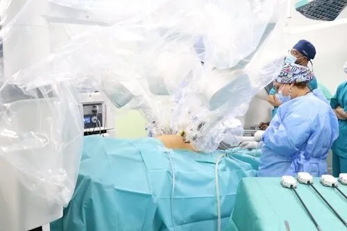 تونس تسجل إنجازاً طبياً تاريخياً: أول جراحة روبوتية في أفريقيا