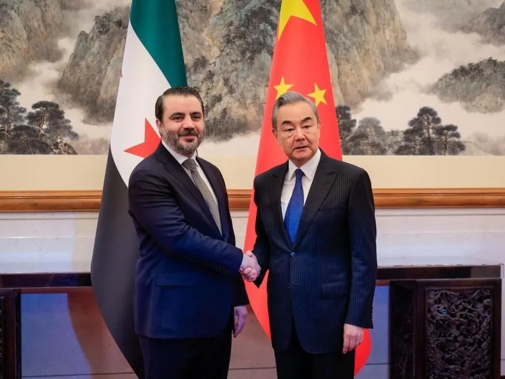 الصين تعلن عن استعدادها للمشاركة الفعالة في إعادة إعمار سوريا: زيارة تاريخية لوزير الخارجية السوري إلى بكين