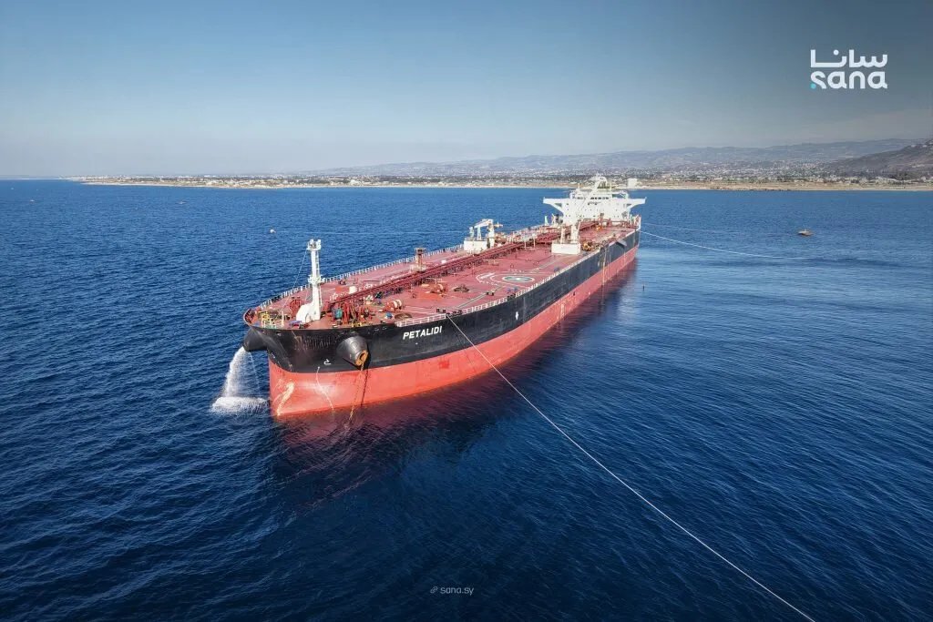 وصول أولى شحنات النفط السعودي إلى سوريا: ناقلة "PETALIDI" في ميناء بانياس