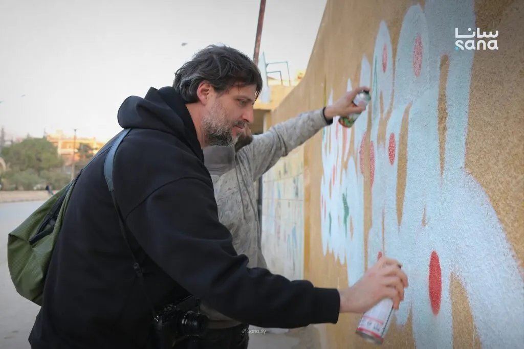 فنانون مكسيكيون يزرعون الأمل برسومات جدارية في إدلب احتفاءً بسوريا "المحررة"