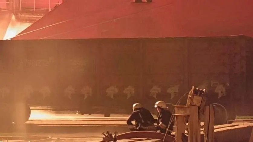 حريق هائل بناقلة غاز تركية "أوريندا" في ميناء أوديسا الأوكرانية إثر استهدافها بطائرة مسيرة