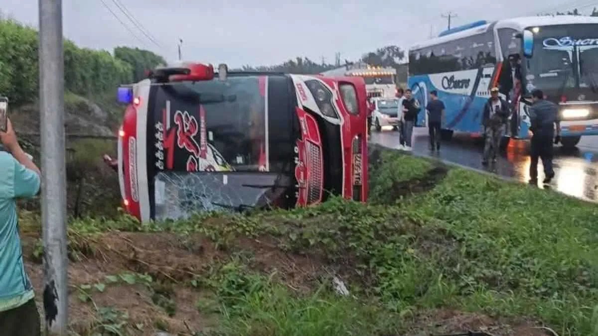 مأساة في الإكوادور: مصرع 21 شخصاً في حادث سقوط حافلة بوادٍ