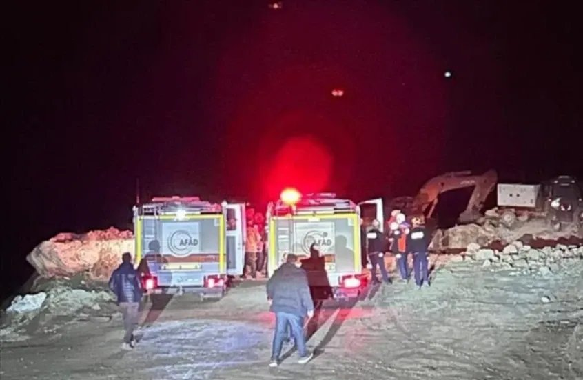 انهيار منجم حديد في سيواس: فرق الإنقاذ تبحث عن المدير المفقود