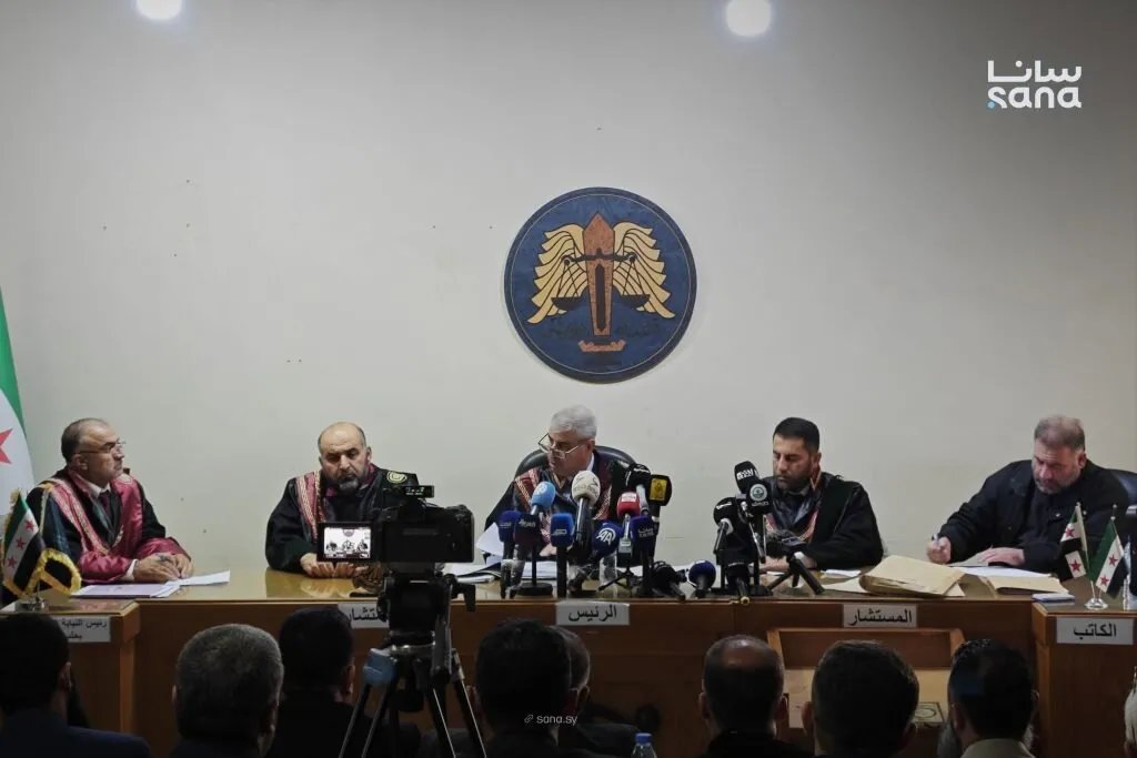 محاكمة علنية لـ 14 متهماً بانتهاكات أحداث الساحل: تفاصيل الجلسة الأولى وقرارات القاضي