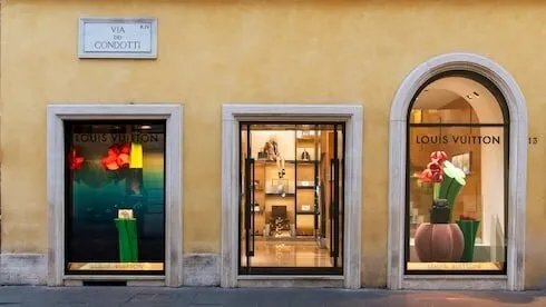 سطو جريء على متجر "لوي فيتون" في روما.. خسائر بالملايين!