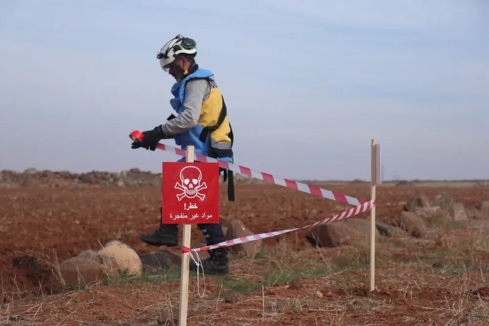 مأساة في ريف حماة: مقتل ثلاثة شبان بانفجار لغم أرضي أثناء جني الزيتون